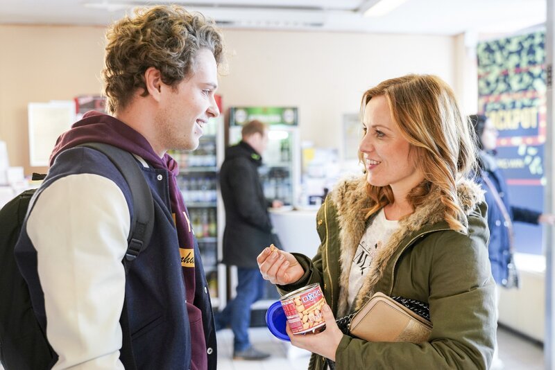 Hanna (Sunny Bansemer) freut sich auf ihr neues Leben in Köln. Kevin (Tobias Schäfer) – Bild: RTL (DE) /​ HüK – Folge 109