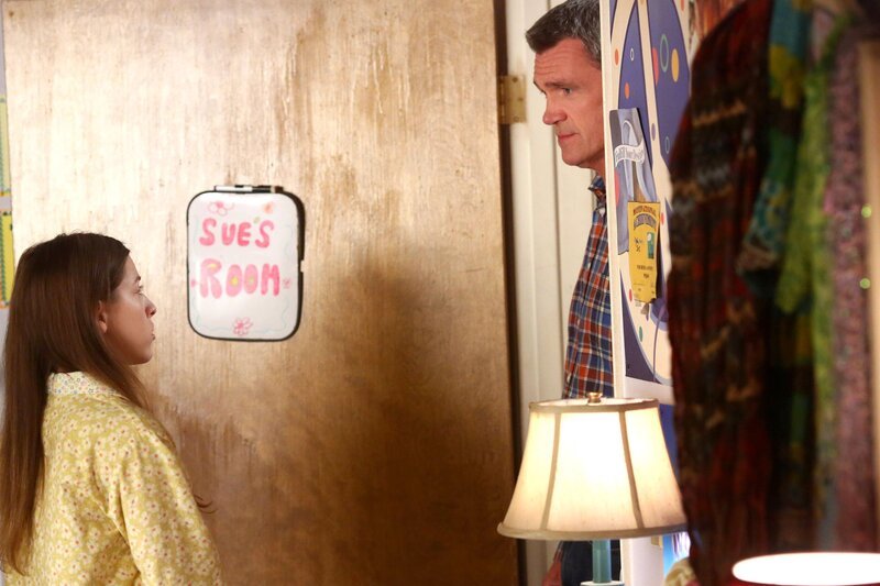 Sue (Eden Sher, l.); Mike (Neil Flynn, r.) – Bild: Warner Brothers