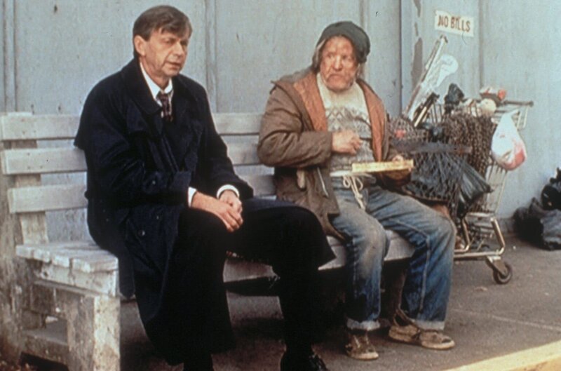 Dass sich der mächtige und gefährliche Raucher (William B. Davis, l.) die Bank mit einem Obdachlosen teilt, hat seinen Grund … – Bild: ProSieben MAXX