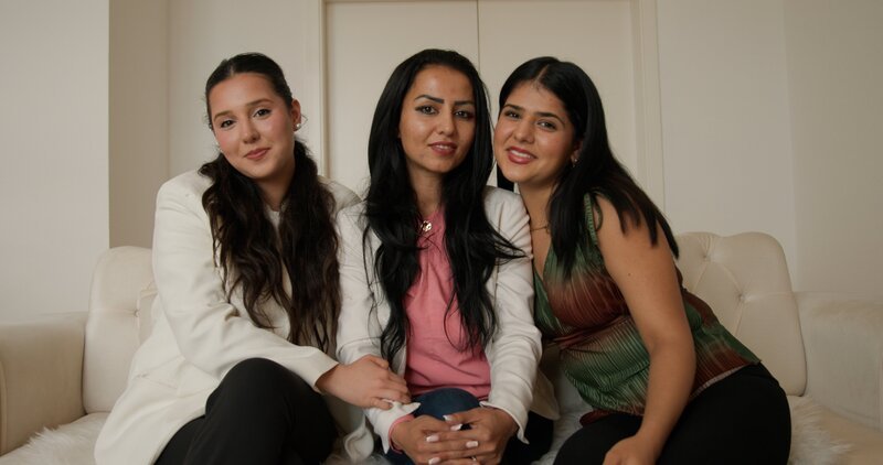 Samira (20), (r.) und ihre Schwester (l.) wollen ihrer Mutter (M.) etwas zurückgeben: Sie wurde in Afghanistan geboren und kam als junges Mädchen nach Deutschland. – Bild: ZDF und Alex Stoll