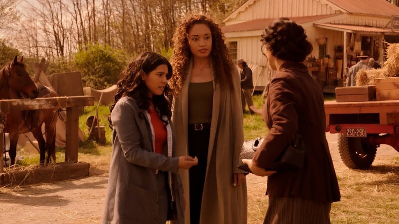 Esperanza „Spooner“ Cruz (Lisseth Chavez, l.); Astra Logue (Olivia Swann, Mitte) – Bild: DC /​ Warner Bros. Ent. Inc.