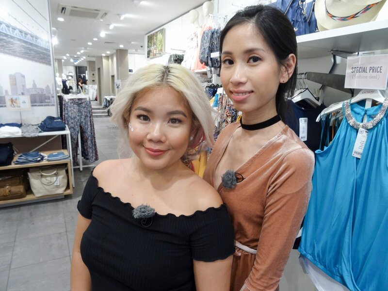 Karo (l.) und Shoppingbegleitung Jenny. – Bild: MG RTL D /​ Constantin Ent.