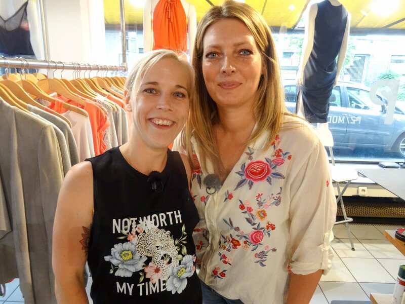 Alex (l.) und Shoppingbegleitung Stephanie. – Bild: MG RTL D /​ Constantin Ent.