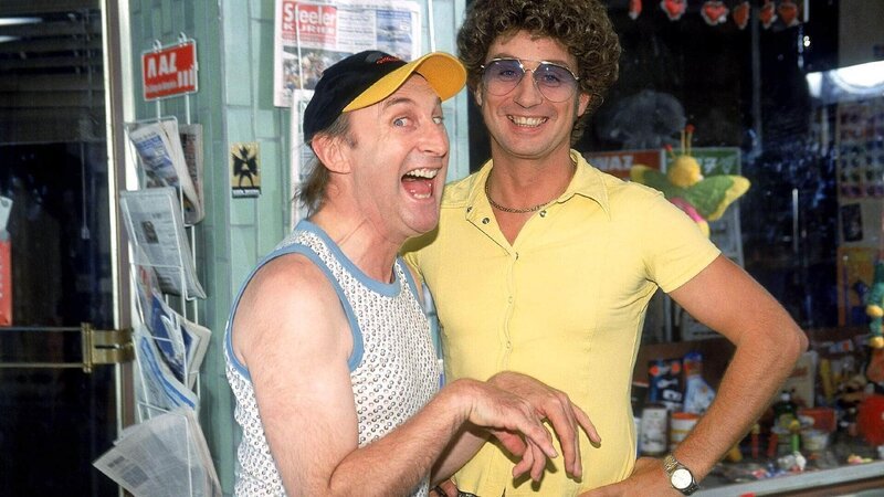 Atze Schröder (re.) begrüßt Otto Waalkes in der RTL-Comedy-Serie „Alles Atze“ als Gaststar in einer kleinen Rolle im Vorspann. – Bild: Guido Engels