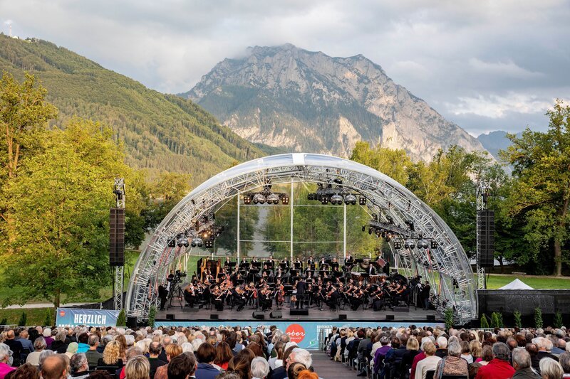 Bruckner Orchester Linz und seinen Chefdirigenten Markus Poschner. – Bild: ZDF und ORF/​Land O÷/​Foto Strobl.