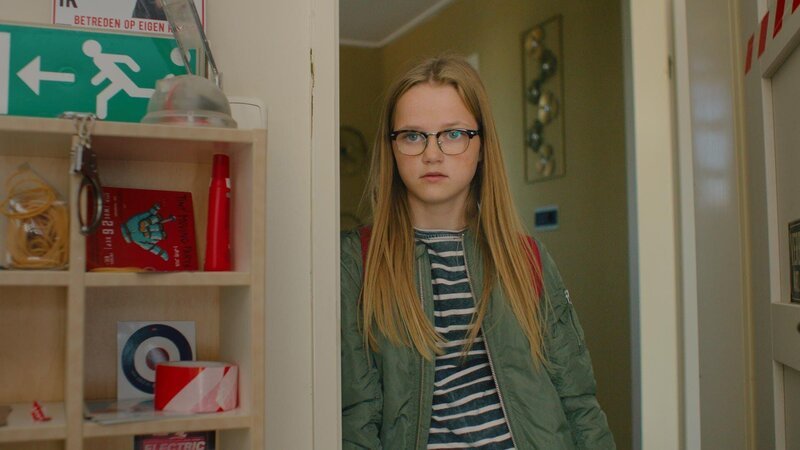 Floor (Bobbie Mulder) steht in der Tür von Kees’ Zimmer, während er einen wichtigen Brief öffnet. – Bild: NDR/​NL Film/​Maurice Trouwborst