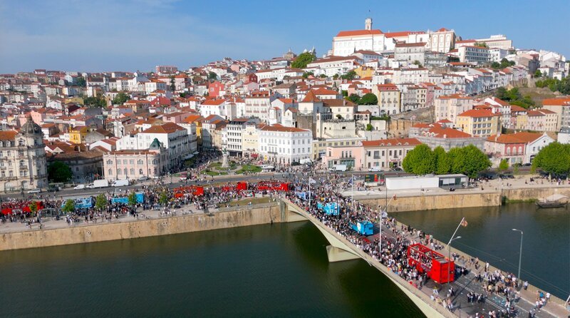Zum „Cortejo“ feiern die Studierenden von Coimbra ihren Abschluss. Auch Drogen spielen dabei natürlich eine Rolle – wenn auch allem voran der legale Alkohol. – Bild: MDR/​Daniel Tautz