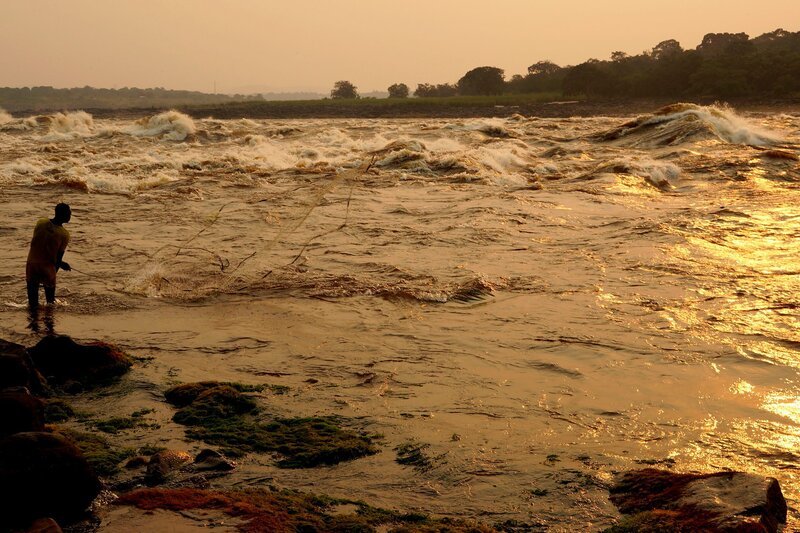 Die extremen Strömungen an den Livingstonefällen haben schon viele Fischern das Leben gekostet. – Bild: ZDF/​NDR/​Doclights GmbH/​Blue Planet Film