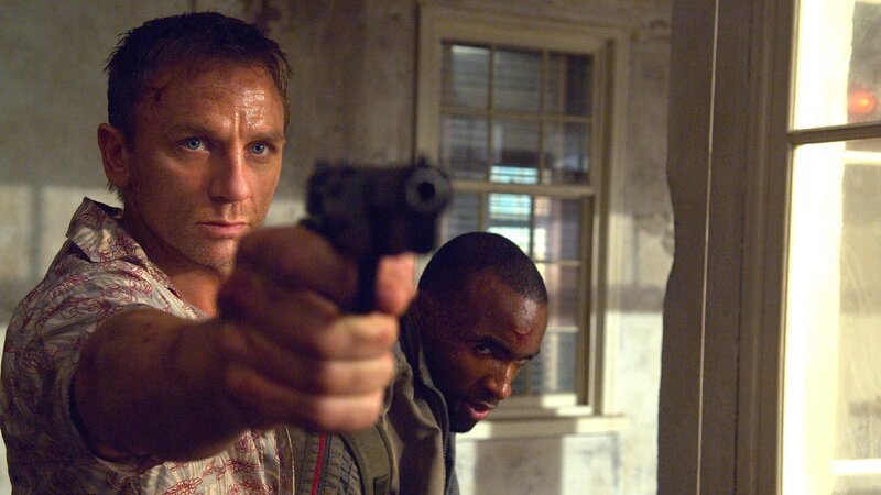 James Bond (Daniel Craig, l.), Mollaka (Sebastien Foucan) – Bild: Mediengruppe RTL