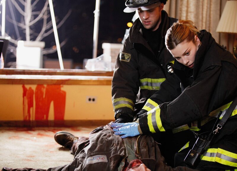 Chicago Fire – Harte Entscheidungen (Staffel 1, Episode 12). Hilfe in allerletzten Minute: Jesse Spencer als Matthew Casey, Lauren German als Leslie Shay – Bild: SRF/​NBC Universal
