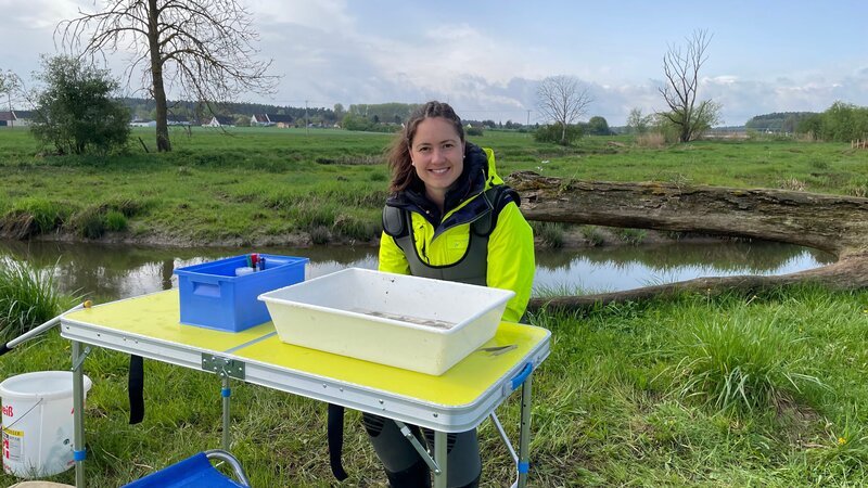 Jana Ammon vom Wasserwirtschaftsamt Ansbach. – Bild: Matthias Schrauff /​ BR, Film Five GmbH /​ BR/​Film Five GmbH/​Matthias Schrauff
