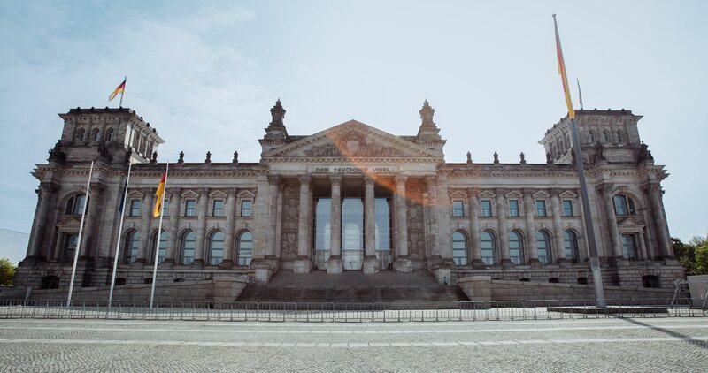 Das Vertrauen in Medien, Politik und staatliche Institutionen gerät zunehmend unter Druck – gesellschaftliche Gräben werden sichtbarer. Der Film stellt die Frage, wie wir uns trotzdem noch begegnen können. – Bild: Benjamin Hotz /​ ZDF