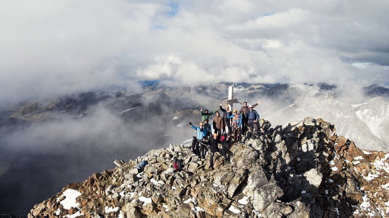 Hermann Maier und das Drehteam am Gipfel des Piz Buin – Bild: ORF III