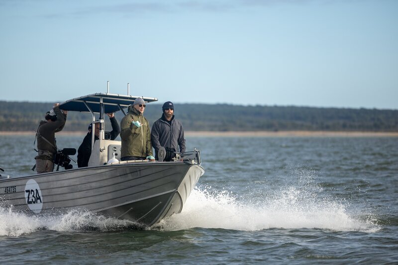 Forrest Galante and Dr. Bryan Fry on a boat – Bild: Warner Bros. Discovery, Inc.