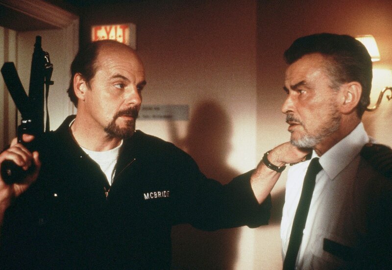 Der Schiffsmaschinist Mc Bride (Michael Ironside, li.) startet eine Meuterei gegen den Kapitän (Horst Buchholz), um das in Quarantäne gehaltene Schiff verlassen zu können. – Bild: ARD Degeto/​Programmplanung und Presse