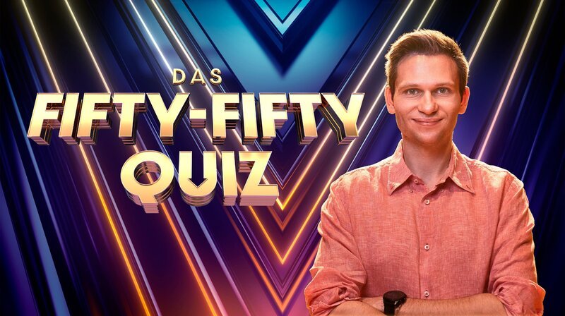 Fabian Köster moderiert „Das Fifty-Fifty Quiz“. – Bild: NDR/​René Schiffer