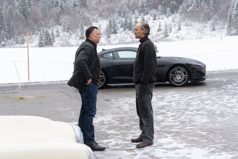 Anton Simhandl (Gerhard Wittmann, l.) stellt Sorin (Thomas Niehaus, r.) ein paar Fragen. – Bild: ZDF /​ Michael Marhoffer