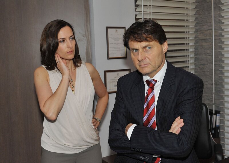 Gerner (Wolfgang Bahro) will Katrins (Ulrike Frank) Beschuldigungen gegen Patrick nicht zulassen. – Bild: RTL