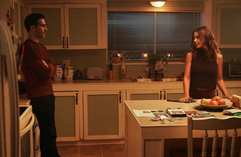 Clark Kent (Tyler Hoechlin, l.); Lana Lang Cushing (Emmanuelle Chriqui, r.) – Bild: The CW Network, LLC. /​ and TM DC /​ Warner Bros. Ent. Inc. /​ Shane Harvey