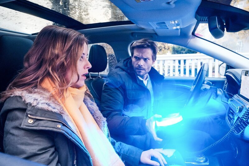 Robert (Felix Maximilian) ist entsetzt, als Hannas (Sunny Bansemer) Redeschwall ihn zu einem unglücklichen Fehler treibt. – Bild: RTL Passion