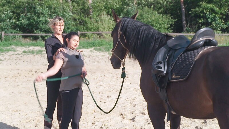 Katja Schnabel (l.) hilft Elisa und „Chalet“. – Bild: TVNOW /​ Mina Tv