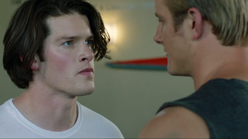Zwischen John (Alex MacNicoll, li.) und Alex (Alexander Ludwig) gibt es Differenzen – Bild: RTL Zwei