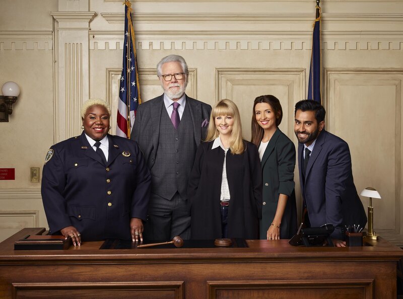 L-R: Lacretta als Donna ‚Gurgs‘ Gurganous, John Larroquette als Dan Fielding, Melissa Rauch als Abby Stone, India de Beaufort als Olivia Moore, Kapil Talwalkar als Neil – Bild: Warner Bros. Entertainment Inc. & Universal Television LLC. /​ Robert Trachtenberg