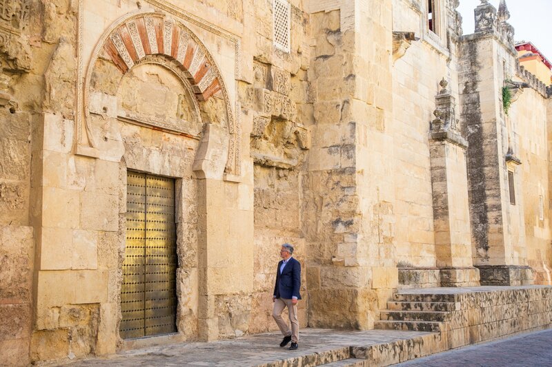 Moderator Christopher Clark an einem Seiteneingang der Mezquita in Cordoba – Bild: History