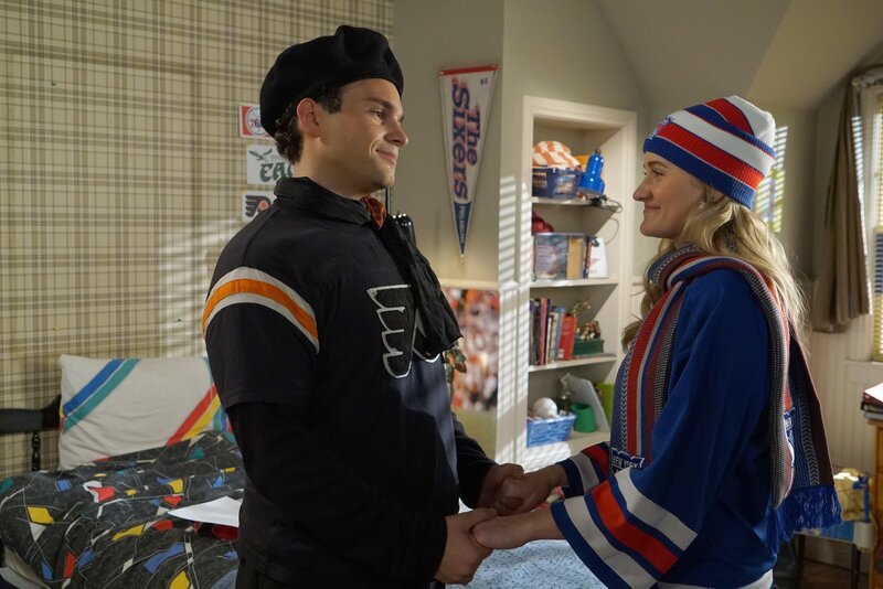 Barry Goldberg (Troy Gentile, l.); Lainey Lewis (AJ Michalka, r.) – Bild: Sony Pictures Television Inc.