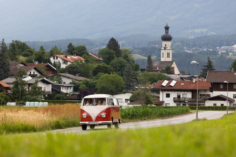 Pascal Kitzmüller und Karl Weixelbaumer mit VW Bus während Servus TV’s „Lasst’s ma’s schee griaßn“ in Natters, Tirol, Österreich – Bild: Johannes Mair /​ Alpsolut /​ ServusTV /​ Apsolut Pictures