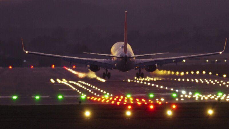 Passagierflugzeug landet in der Abenddämmerung – Bild: History