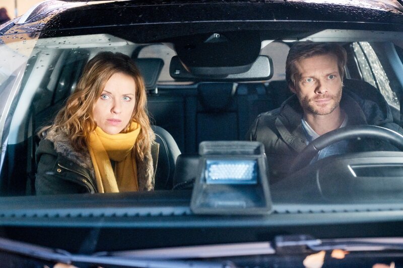 Robert (Felix Maximilian) lässt seinen Frust über die missglückte Aktion an Hanna (Sunny Bansemer) aus. – Bild: RTL (DE) /​ HüK – Folge 108