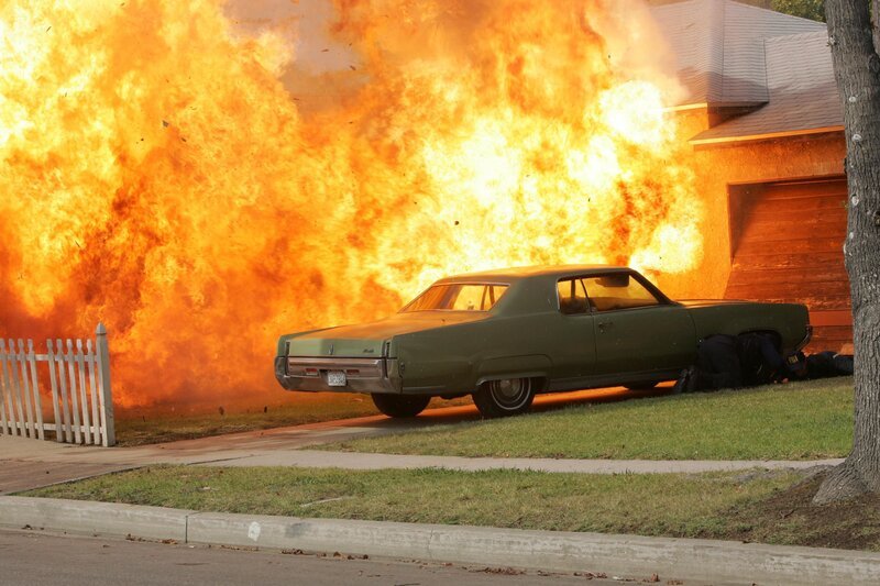 Während eines Einsatzes fliegt das Haus, in dem sich ein Drogenlabor befindet, in die Luft … – Bild: Paramount Network Television