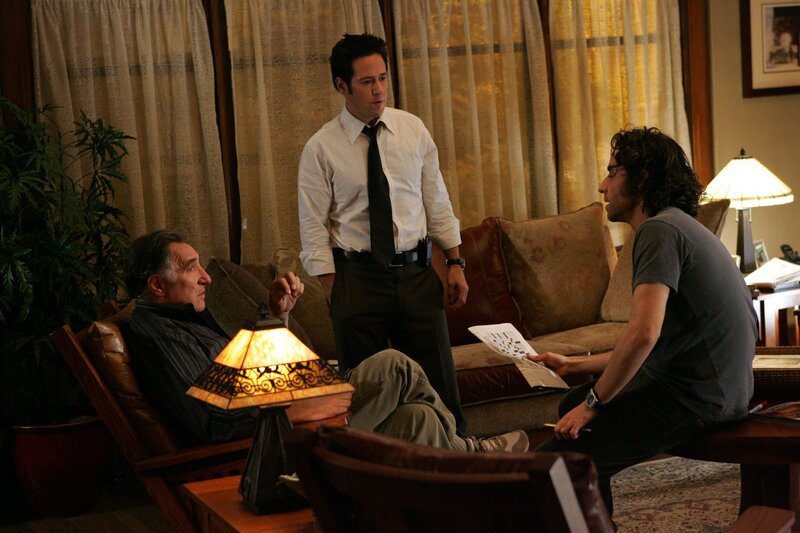 Während Don (Rob Morrow, M.), Charlie (David Krumholtz, r.) und Alan (Judd Hirsch, l.) noch rätseln, wieso vier verschiedene Mittel vergiftet worden sind, die alle von Graybridge Pharmaceuticals hergestellt wurden, taucht ein Gift-Manifest auf, in dem sich der Täter erklärt … – Bild: Paramount Network Television