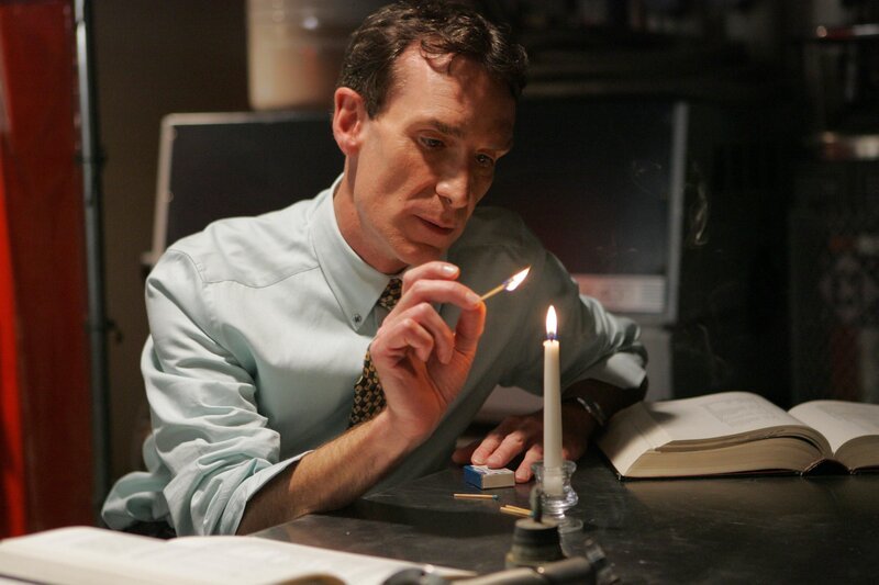 Der Naturwissenschaftler Bill Waldie (Bill Nye) versucht herauszufinden, wie der Brandstifter vorgegangen ist … – Bild: Paramount Network Television