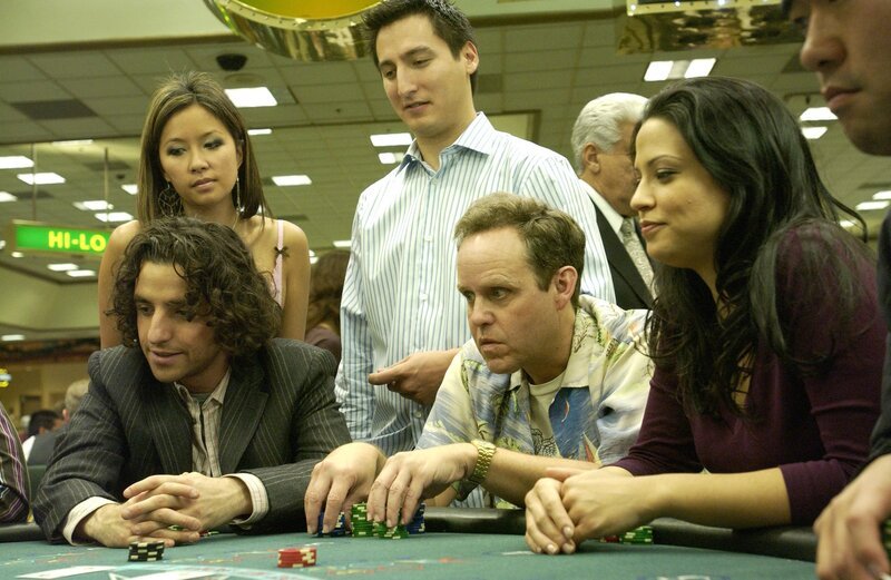 Um einen neuen Fall zu lösen, fahren Charlie (David Krumholtz, l.), Larry (Peter MacNicol, M.) und Amita (Navi Rawat, r.) ins Casino … – Bild: Paramount Network Television