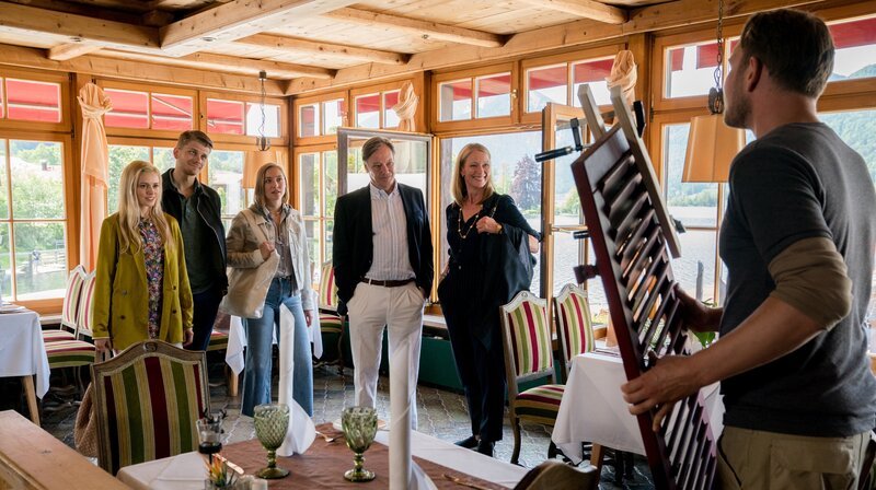 Hajo (Rainer Will, Mitte) und Gisela (Katja Weitzenböck, vorne) sind mit ihren Töchtern Mila (Eléna Weiss, hinten r.) und Veronika (Anne-Marie Waldeck) sowie ihren künftigen Schwiegersohn Steffen (Matthias Gärtner) auf der Suche nach einer anderen Hochzeits-Location. – Bild: ARD Degeto/​Marc Reimann