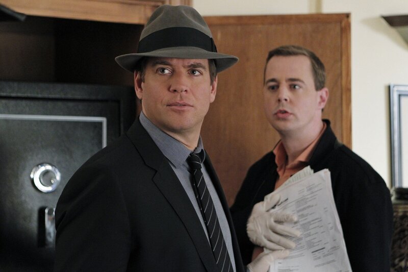 Wer ist der unbekannte Tote in der Marineuniform? Tony (Michael Weatherly, l.) und McGee (Sean Murray, r.) recherchieren … – Bild: FRM6 /​ CBS BROADCASTING INC