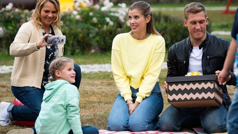 Geburtstagsgeschenke für Ava: das beste Geschenk kommt von Papa Finn (Martin Walde). – Bild: RTL /​ Julia Feldhagen