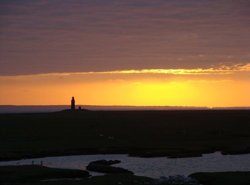 PHOENIX SCHÄTZE DER WELT – ERBE DER MENSCHHEIT, „Das Wattenmeer – Ein Spiegel des Himmels, Deutschland/​Niederlande“, am Freitag (06.09.13) um 22:30 Uhr. Sonnenuntergang bei der Hallig Langeness. – Bild: PHOENIX/​SWR/​Christian Romanowski
