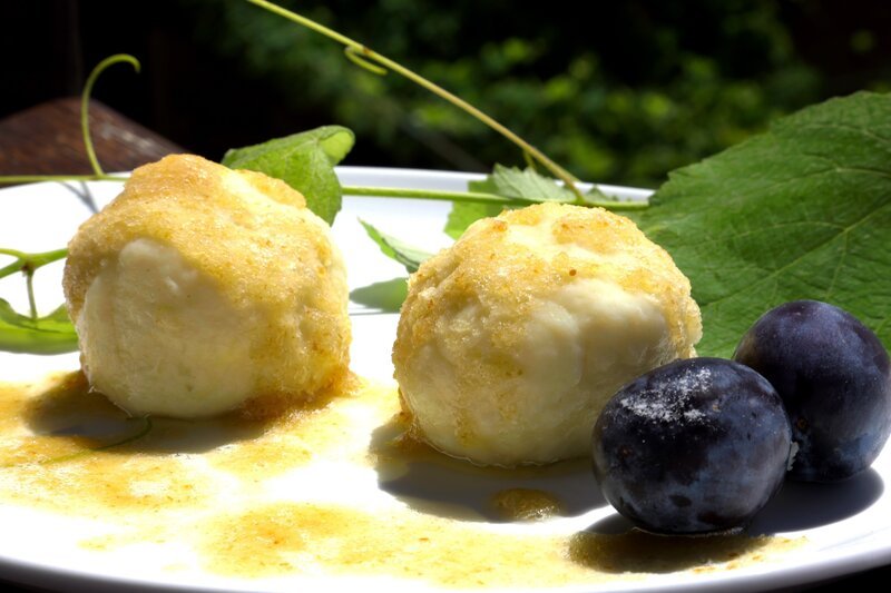 Gnocchi di Susine – geschmolzene Butter kommt über die Pflaumenknödel. – Bild: ORF/​Autentic/​Arte/​ZDF/​Berlin Producers Media /​ Moritz Zschocke