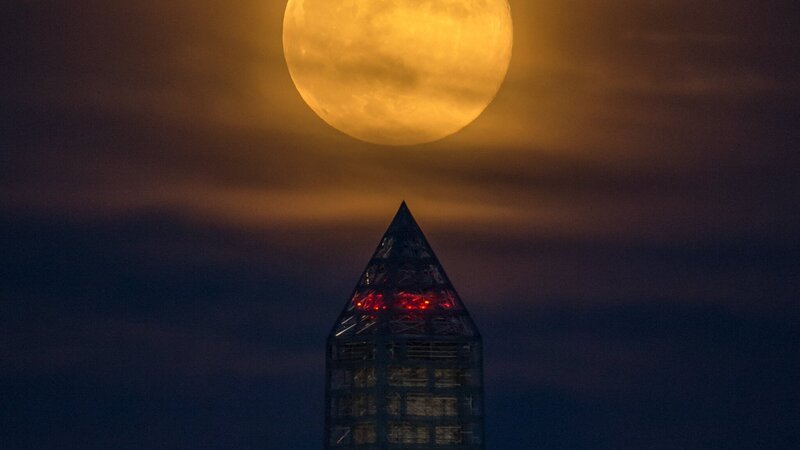 23. Juni 2013: über dem Washington Monument in Washington D.C. steht ein „Supermond“ – bei diesem Phänomen ist der Mond bis zu 13% größer und 30% heller als bei einem normalen Vollmond. Die Ursache für dieses Naturschauspiel ist eine ganz bestimmte Position unseres Nachbarn im All: bei einem Supermond befindet sich der Trabant auf seiner Umlaufbahn der Erde am nächsten. – Bild: Terra Mater Factual Studios