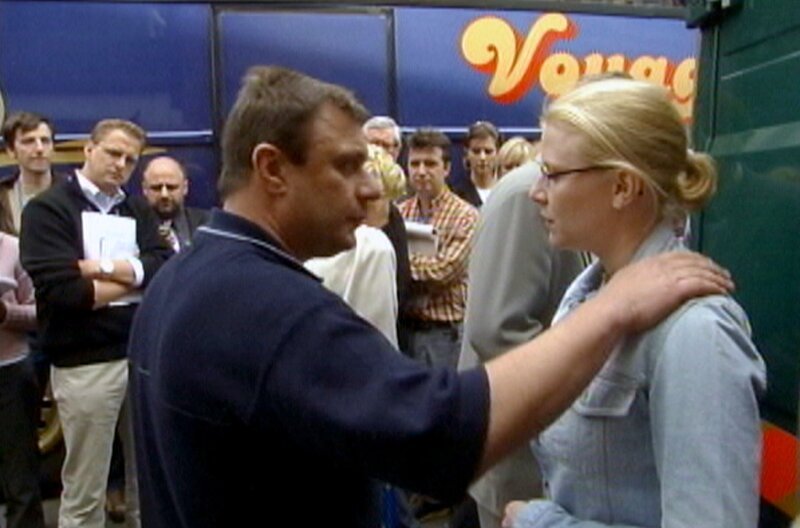 Der Vater von Julie Lejeune ermutigt Laetitia vor der Besichtigung des Kellers. – Bild: RTBF