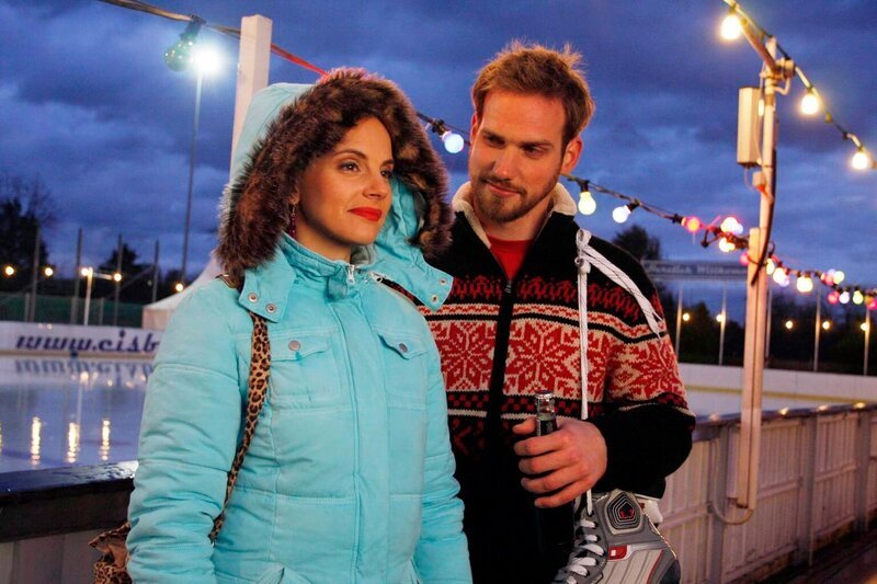 Während Mark glaubt, dass er „Agentin Manu“ nun wieder auf seiner Seite hat, ist bei Manu (Marie Zielcke, l.) das Maß voll: Desillusioniert kündigt sie im „Aden“ und versucht, auf der Eisbahn bei Knut (Christian Feist, r.) beruflich neu durchzustarten … – Bild: SAT.1