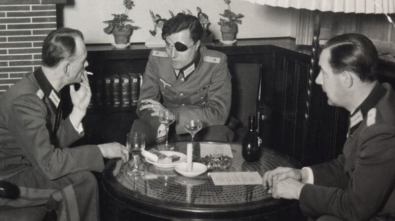 Claus Schenk Graf von Stauffenberg im Offizierscasino, einen Monat vor seinem Attentat auf Hitler am 20. Juli 1944. Hier eine neu entdeckte Aufnahme. – Bild: phoenix/ZDF/Bildagentur: Karl Höffke Claus Schenk Graf von Stauffenberg im Offizierscasino, einen Monat vor seinem Attentat auf Hitler am 20. Juli 1944. Hier eine neu entdeckte Aufnahme. – Bild: phoenix/ZDF/Bildagentur: Karl Höffke