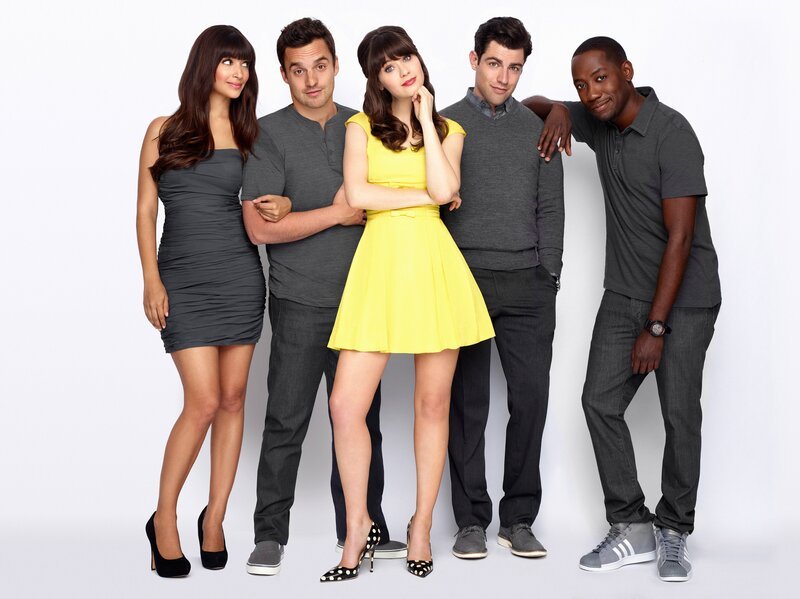 (5. Staffel) – Auf die Freunde wartet mal wieder eine turbulente Zeit, in die auch mögliche Eheversprechen und neue Mitbewohnerkonstellationen keine Ruhe bringen können: (v.l.n.r.) Cece (Hannah Simone), Nick (Jake Johnson), Jess (Zooey Deschanel), Schmidt (Max Greenfield) und Winston (Lamorne Morris) … – Bild: ORF/​Sevenone International/​Fox Broadcasting Co.