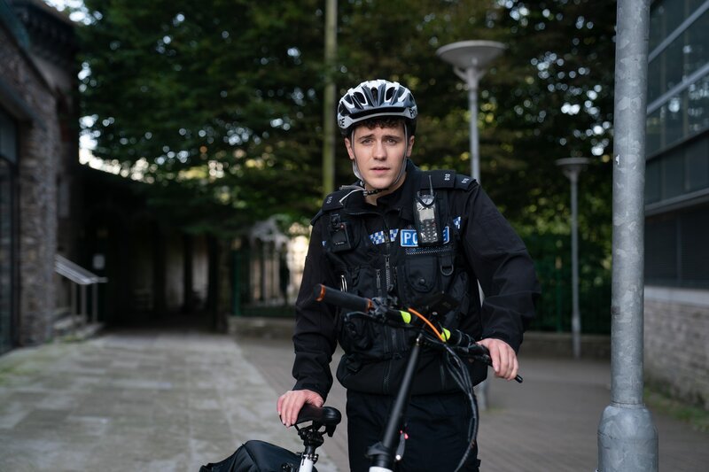 PC Kelby Hartford (Dylan Llewellyn) hat ein besonderes Interesse daran, das Cyberkriminellen-Duo zu stellen, denn eines der Opfer ist die Großmutter der regionalen Polizeichefin. – Bild: BBC Studios /​ Red Planet Production /​ ZDF