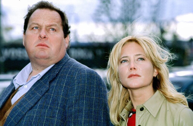 Fotografin Claudia Reuther (Doreen Dietel, r.) und Reporter Gottfried Engel (Ottfried Fischer, l.) beobachten das Haus von Kurt Wenzel, einem skurrilen „Cats“-Fan. – Bild: ORF/​Lisa Film