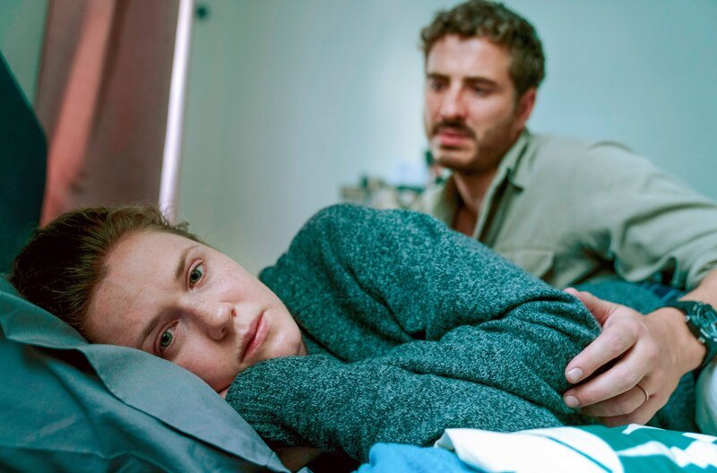 Genevieve (Harriet Dyer) wünscht sich, Raff (Ryan Corr) würde sie verlassen. – Bild: BBC Studios