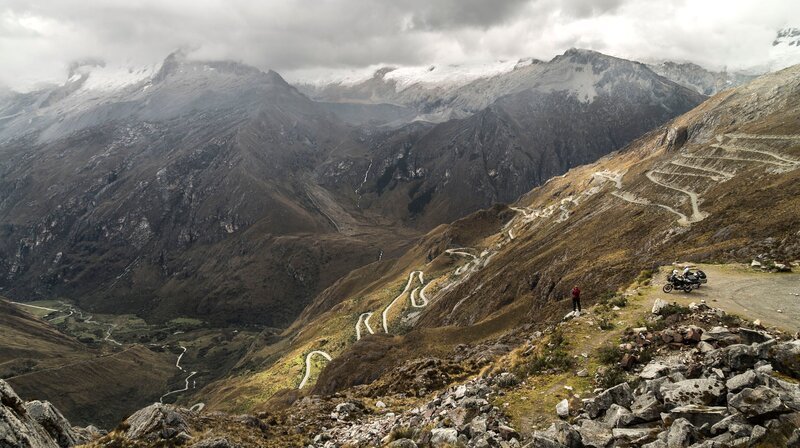 Joey (Josephine Flohr) inmitten der atemberaubenden Landschaft in den Bergen von Peru. – Bild: MDR/​Daniel Rintz u. Josephine Floh